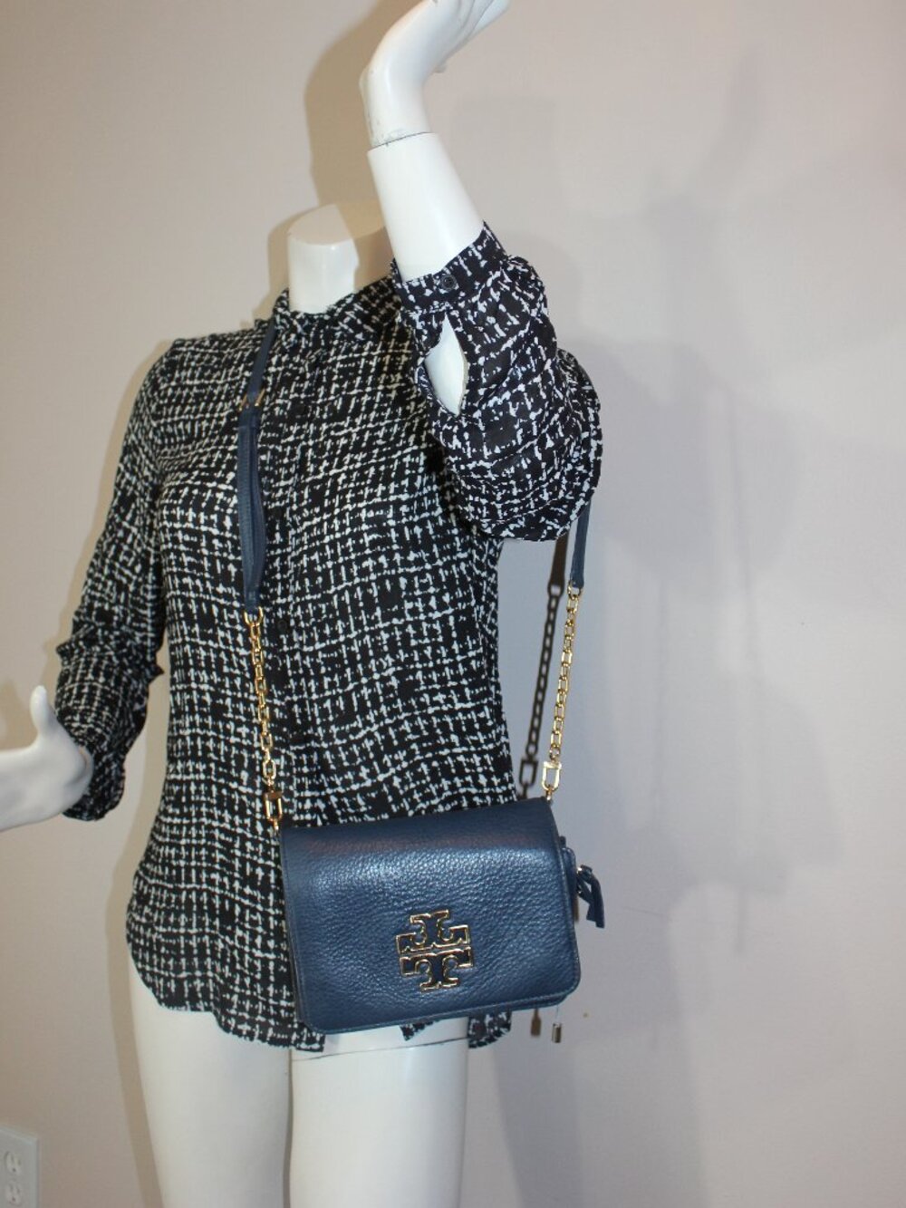 Tory Birch blue leather shoulder mini bag convertible to clutch 6.5" x 8.5"x1" - Picture 2 of 8
